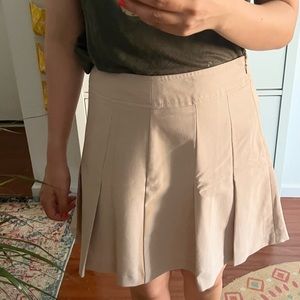 Short skirt with pleats